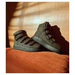 NIKE X BILLIE EILISH AIR FORCE 1 HIGH '07
SEQUOIA UNISEX SIZE 8 WOMANS